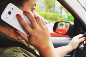 Téléphone au volant : sanctions 2026 – Ce qu’il faut savoir