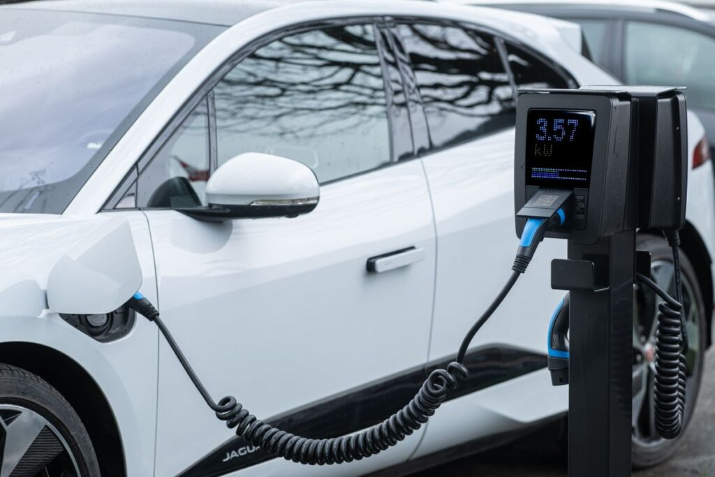 Temps de recharge voiture électrique : bornes et calcul