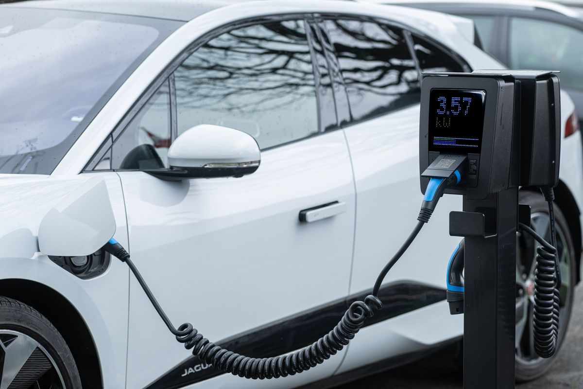 Temps de recharge voiture électrique : bornes et calcul - Les fondamentaux du temps de recharge d’une voiture électrique